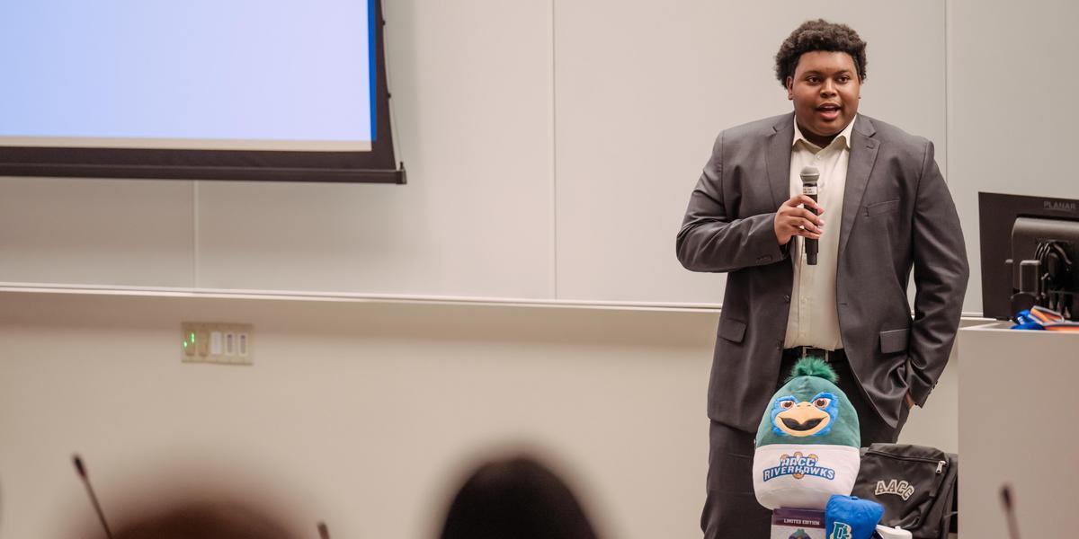 Chris Chambers speaks in front of a group at orientation,